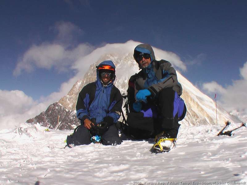 Pic: Markus, Paul am Chapayev Peak 6100m, Khan Tengri im Hintergrund