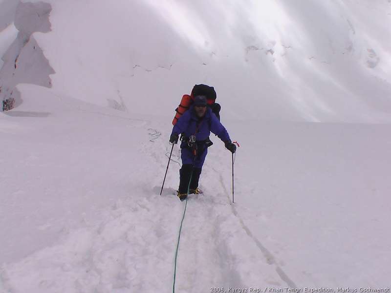 Pic: Paul, Aufstieg zum Chapayev Peak vom Highcamp3 (Abstieg ins Highcamp2)